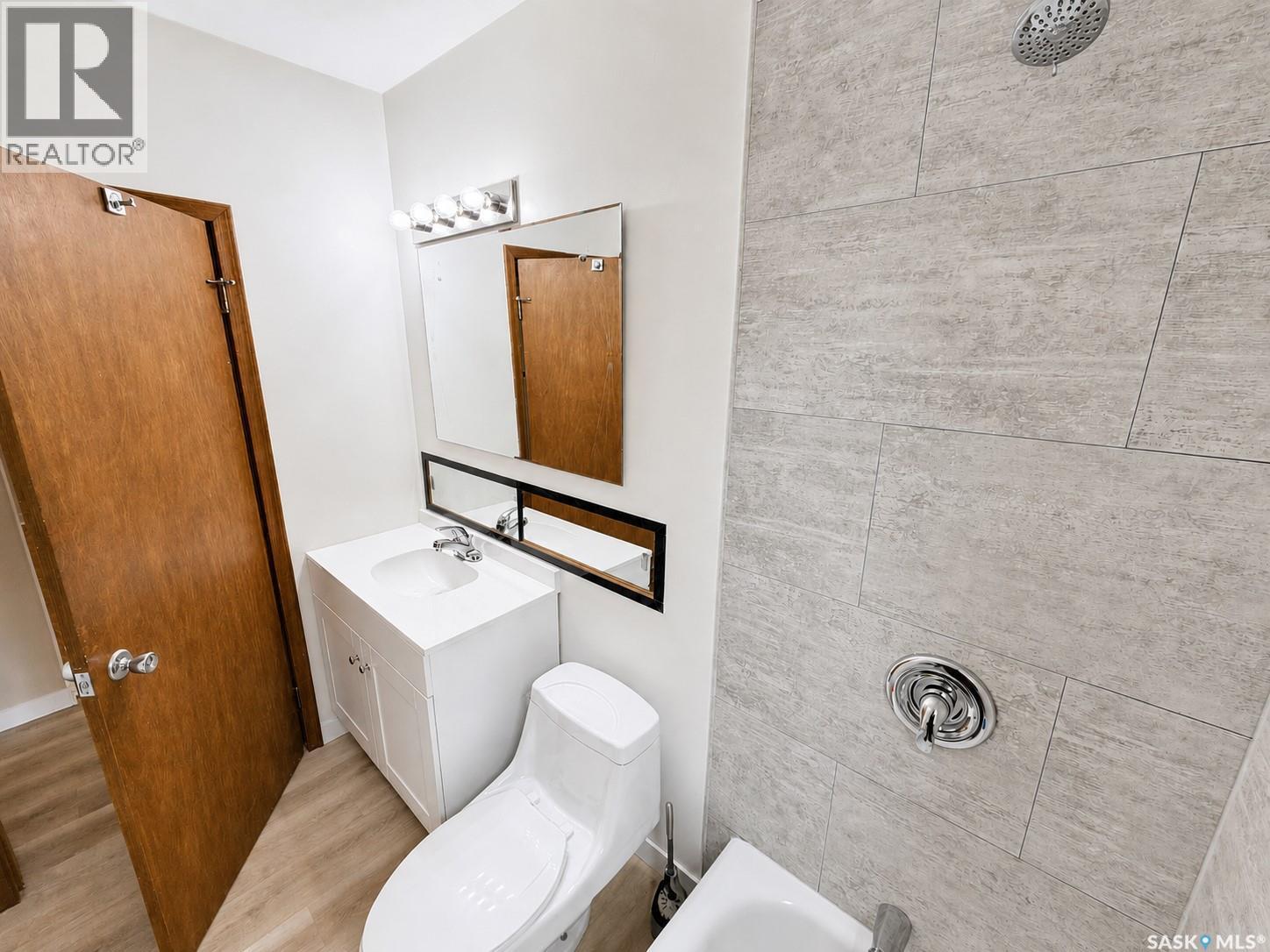 828 I Avenue S, Saskatoon, SK - Indoor Photo Showing Bathroom
