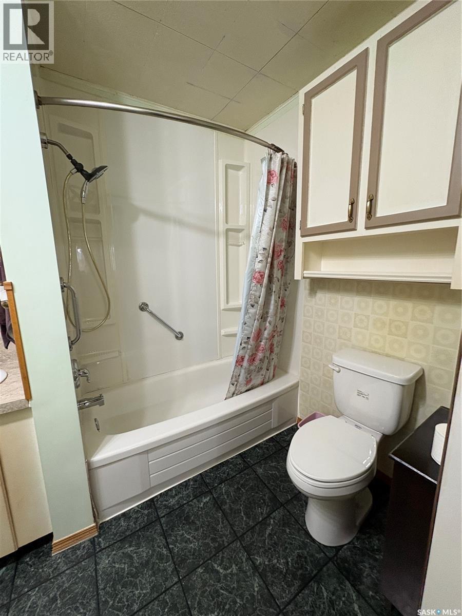209 2Nd Avenue E, Kelvington, SK - Indoor Photo Showing Bathroom