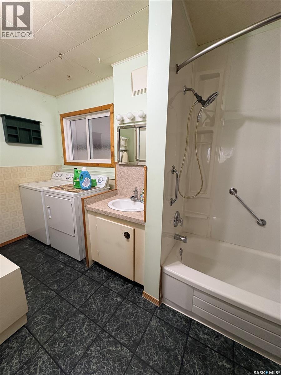 209 2Nd Avenue E, Kelvington, SK - Indoor