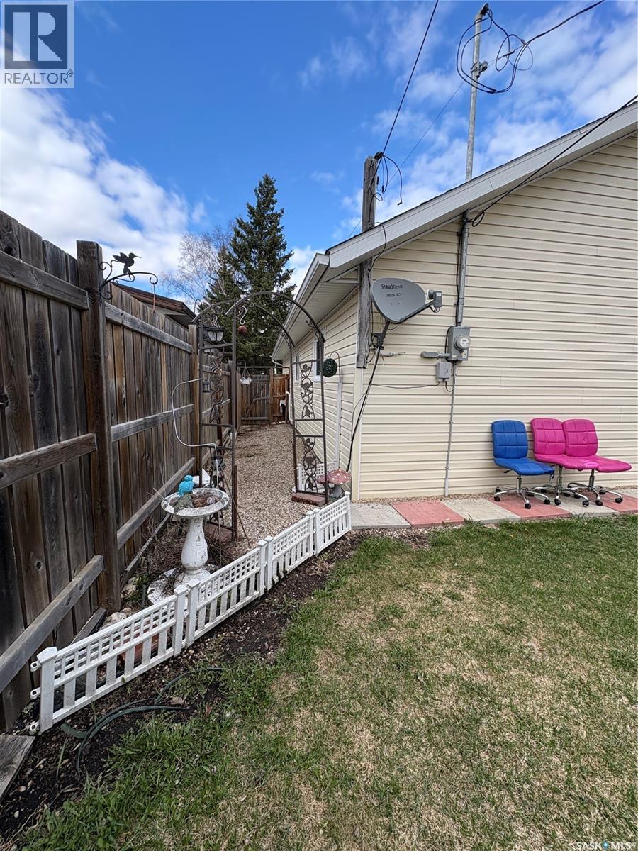 209 2Nd Avenue E, Kelvington, SK - Outdoor With Exterior