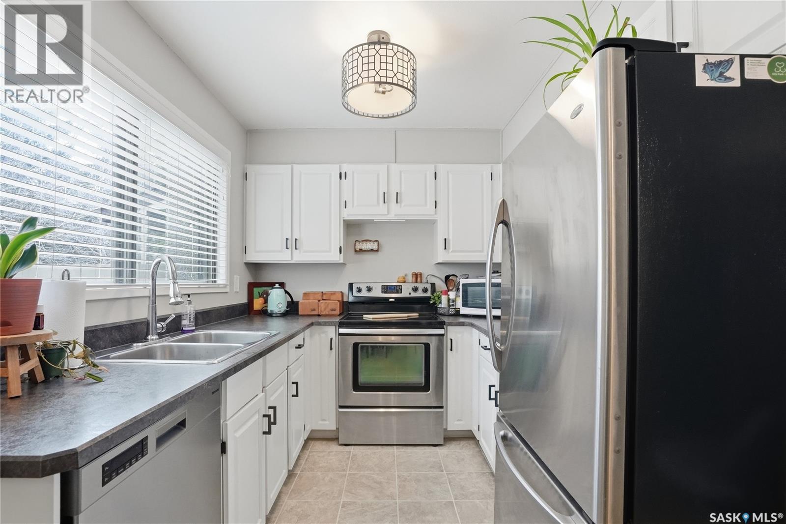 16 425 Pinehouse Drive, Saskatoon, SK - Indoor Photo Showing Kitchen With Double Sink