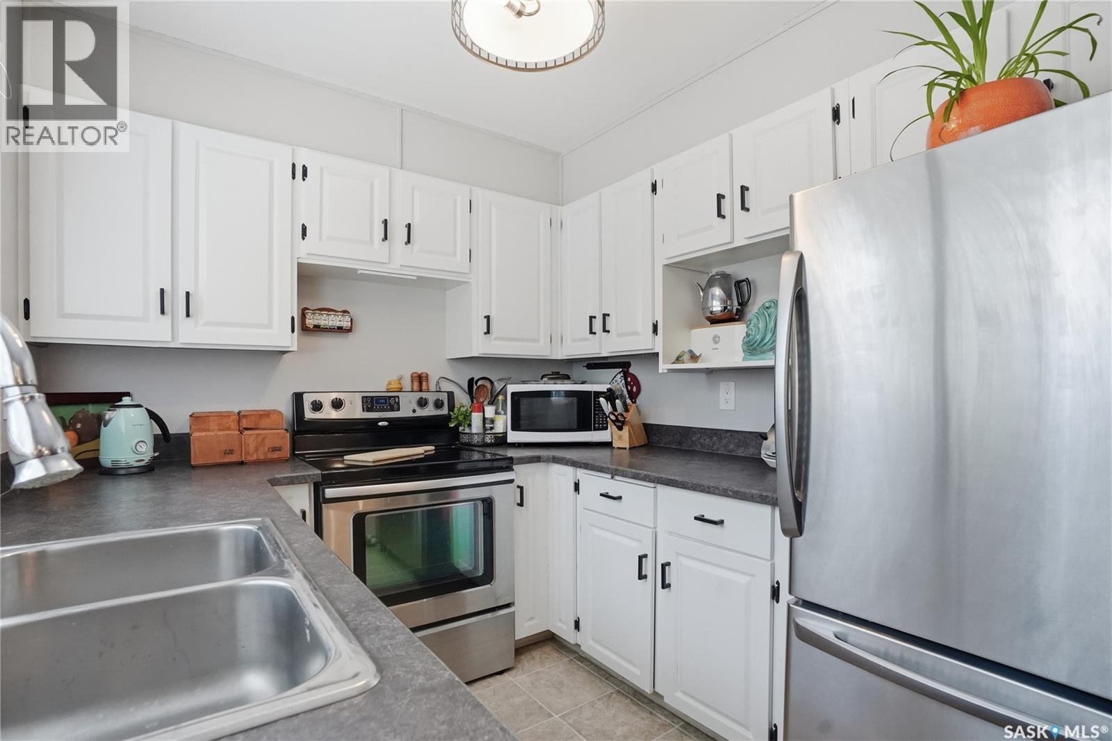 16 425 Pinehouse Drive, Saskatoon, SK - Indoor Photo Showing Kitchen With Double Sink