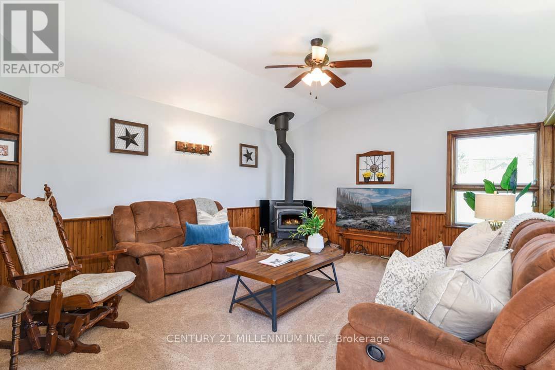 753333 2Nd Line Ehs, Mono, ON - Indoor Photo Showing Living Room With Fireplace