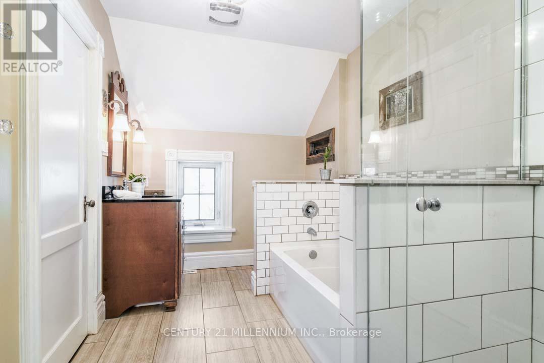 753333 2Nd Line Ehs, Mono, ON - Indoor Photo Showing Bathroom