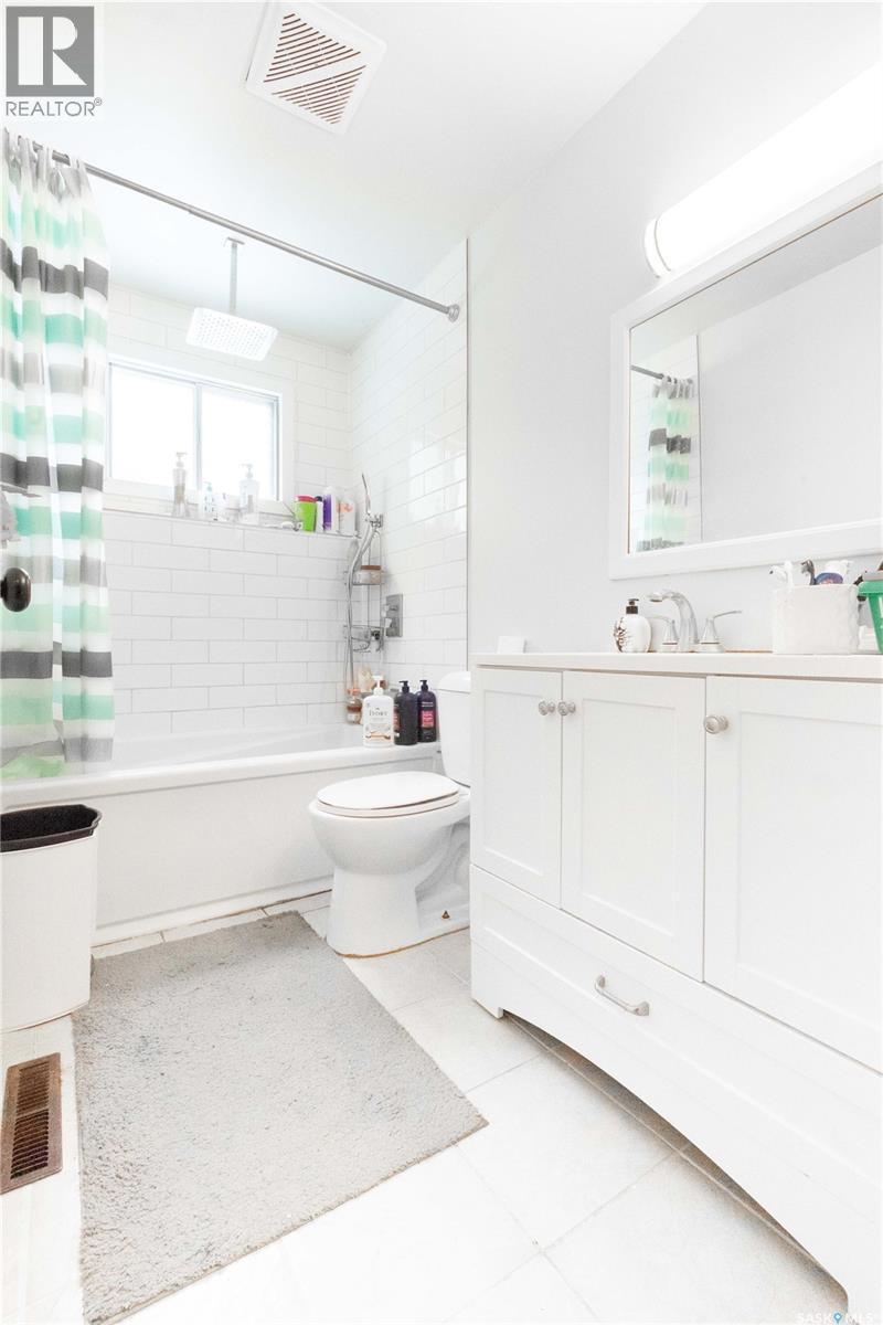 92 Bell Street, Regina, SK - Indoor Photo Showing Bathroom