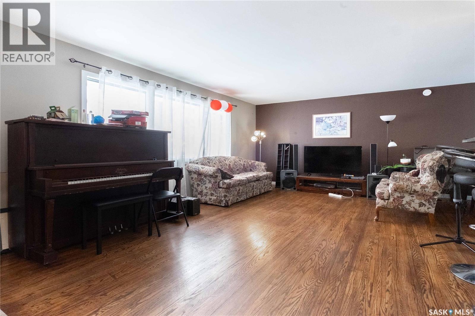 92 Bell Street, Regina, SK - Indoor Photo Showing Living Room