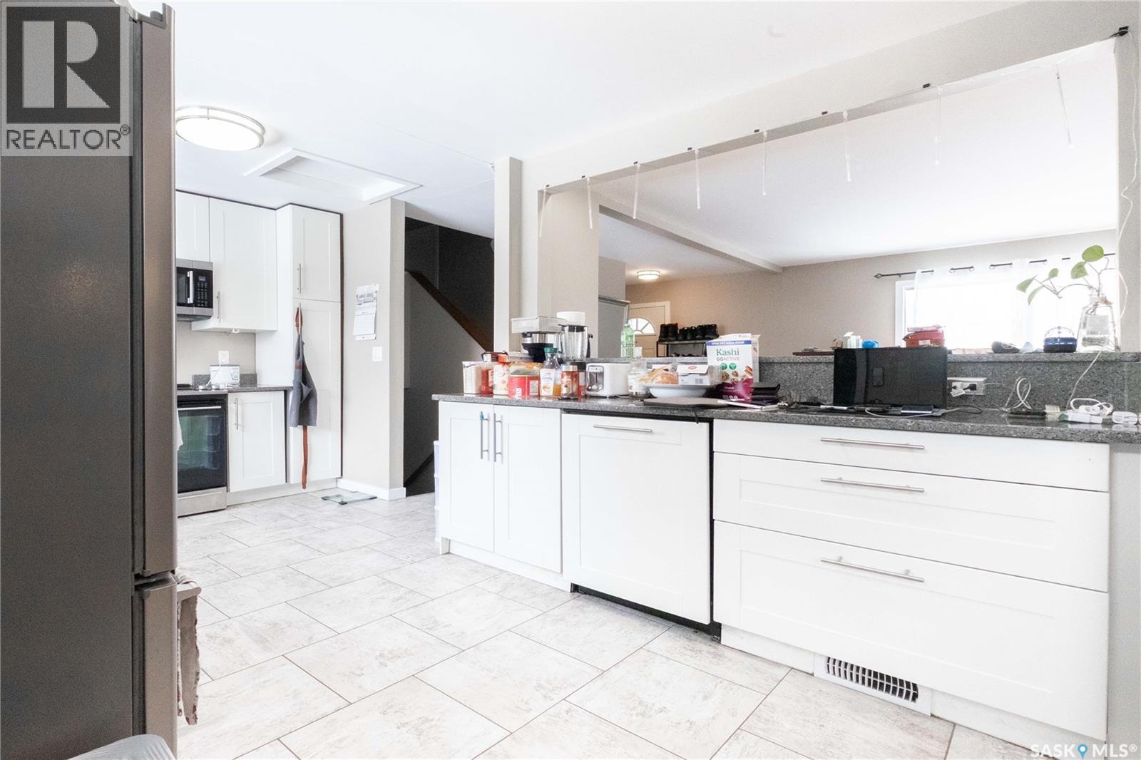 92 Bell Street, Regina, SK - Indoor Photo Showing Kitchen