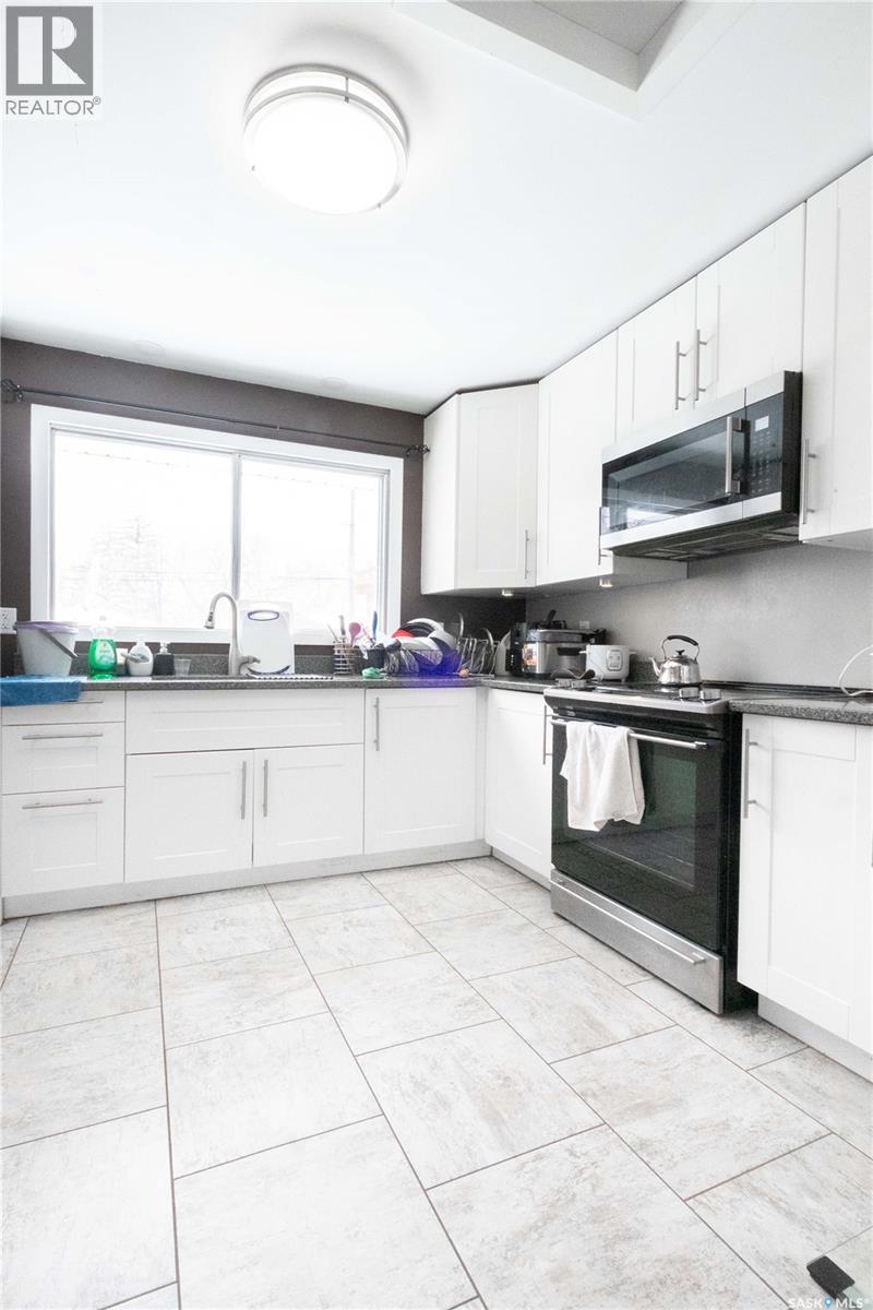 92 Bell Street, Regina, SK - Indoor Photo Showing Kitchen