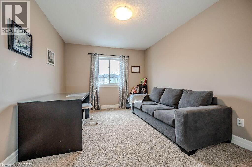 Neutral-toned walls complement the textured carpet flooring - 275 Old Huron Road Unit# 21, Kitchener, ON - Indoor