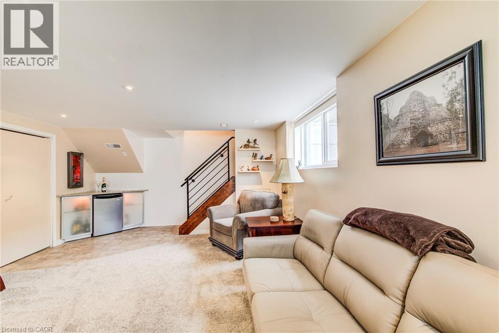 18 Queenston Crescent, Kitchener, ON - Indoor Photo Showing Living Room