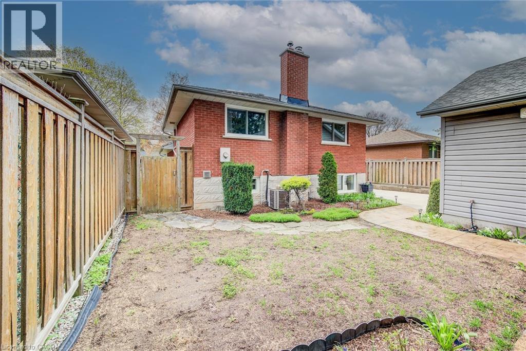 18 Queenston Crescent, Kitchener, ON - Outdoor