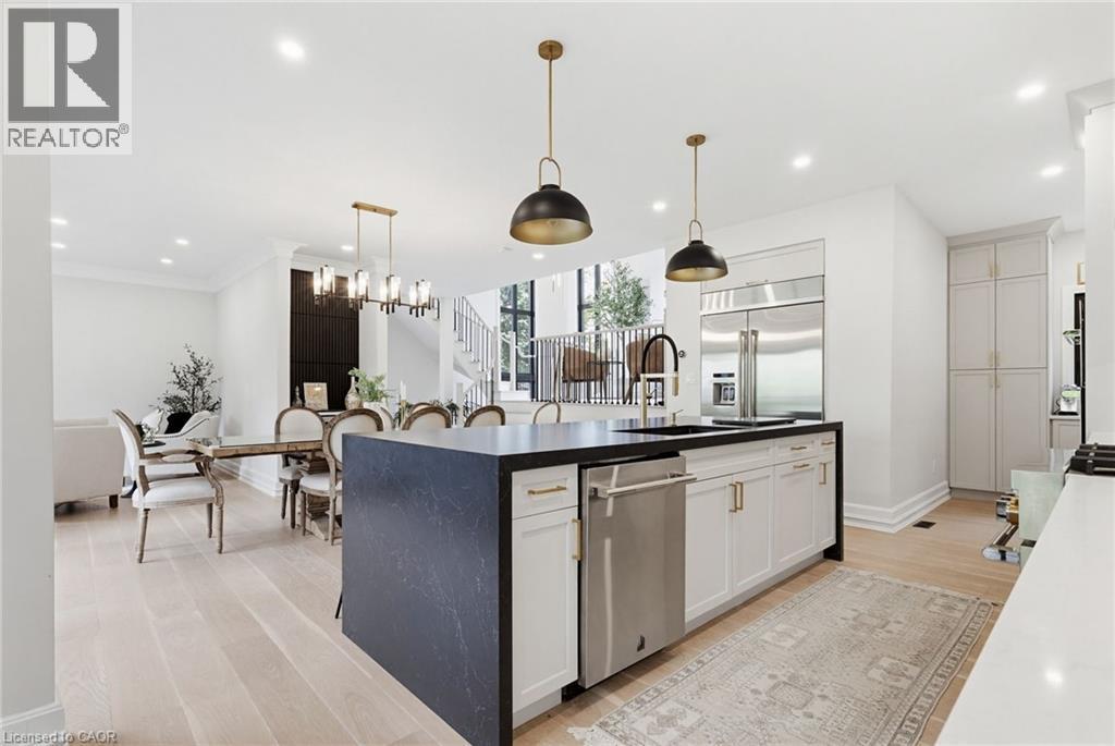 28 Undercliffe Avenue, Hamilton, ON - Indoor Photo Showing Kitchen With Upgraded Kitchen