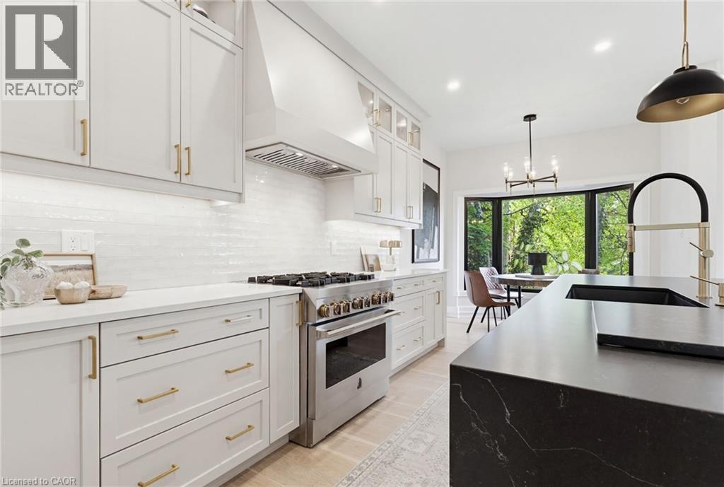 28 Undercliffe Avenue, Hamilton, ON - Indoor Photo Showing Kitchen With Upgraded Kitchen