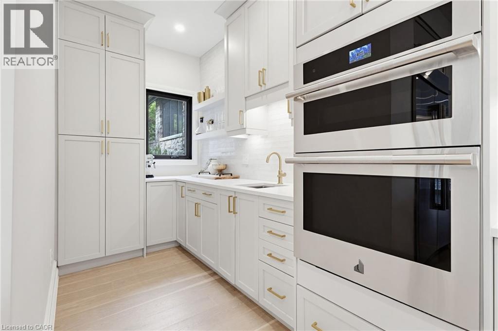 28 Undercliffe Avenue, Hamilton, ON - Indoor Photo Showing Kitchen