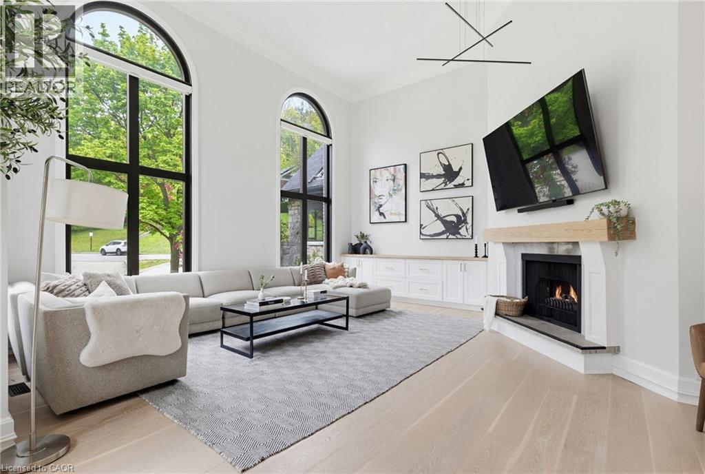 28 Undercliffe Avenue, Hamilton, ON - Indoor Photo Showing Living Room With Fireplace