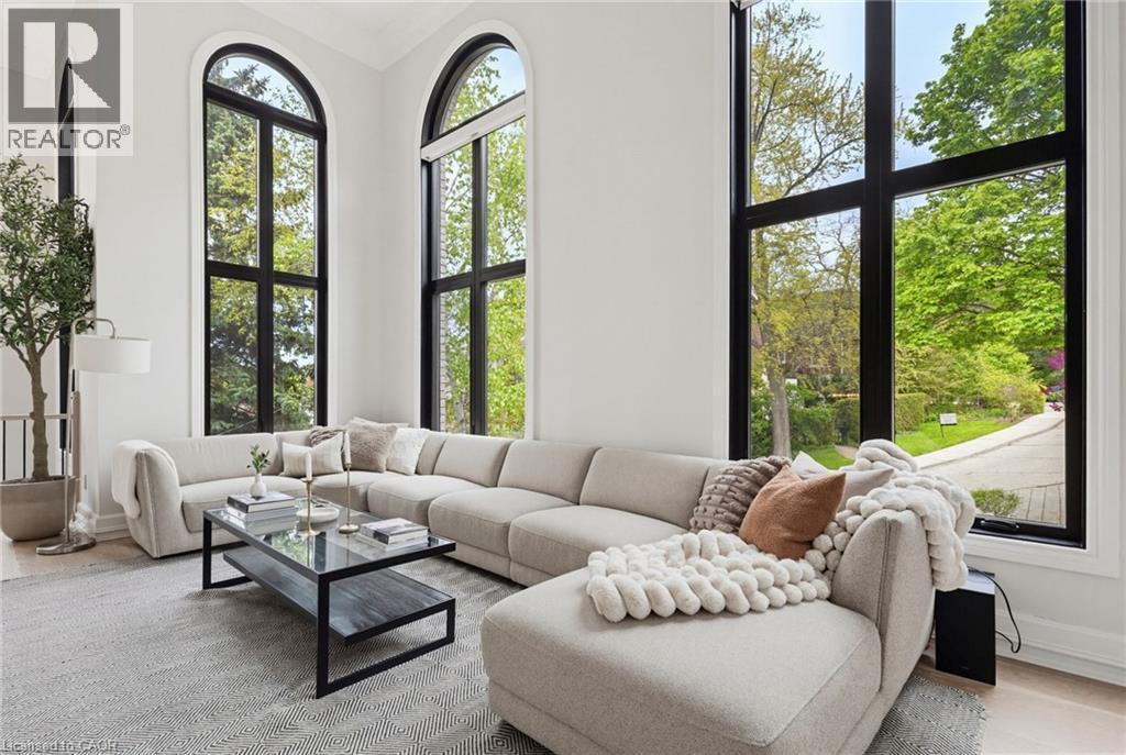 28 Undercliffe Avenue, Hamilton, ON - Indoor Photo Showing Living Room