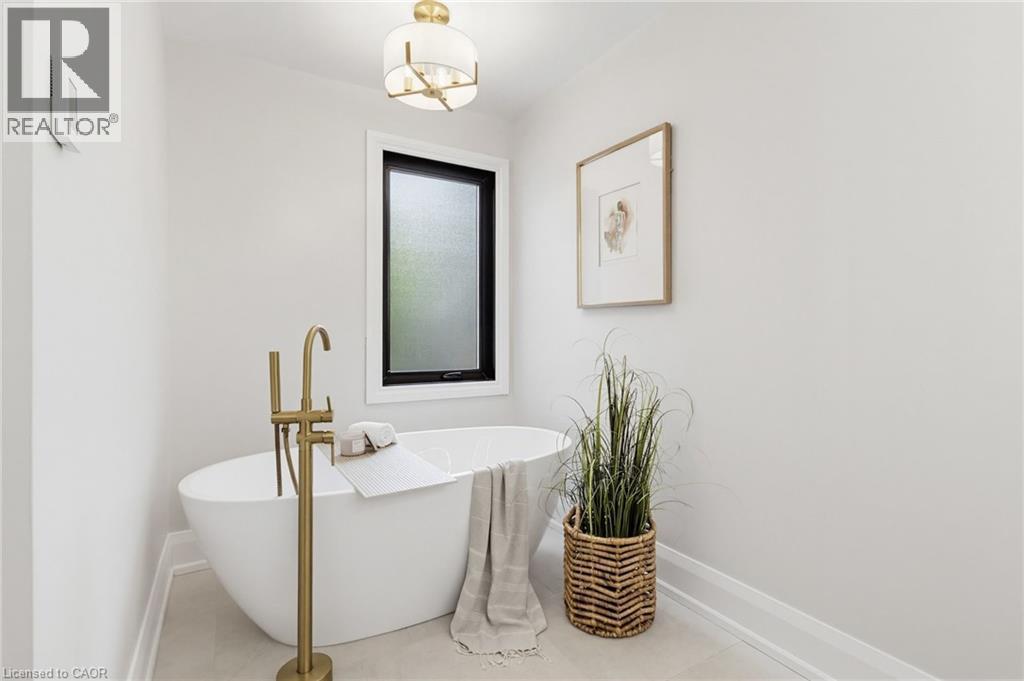 28 Undercliffe Avenue, Hamilton, ON - Indoor Photo Showing Bathroom