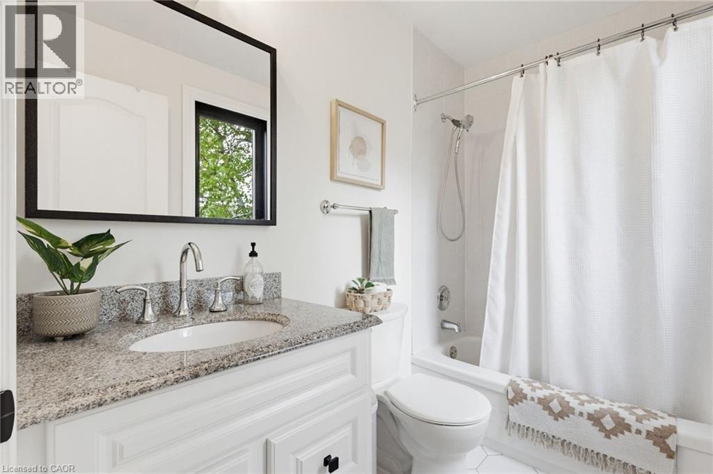 28 Undercliffe Avenue, Hamilton, ON - Indoor Photo Showing Bathroom