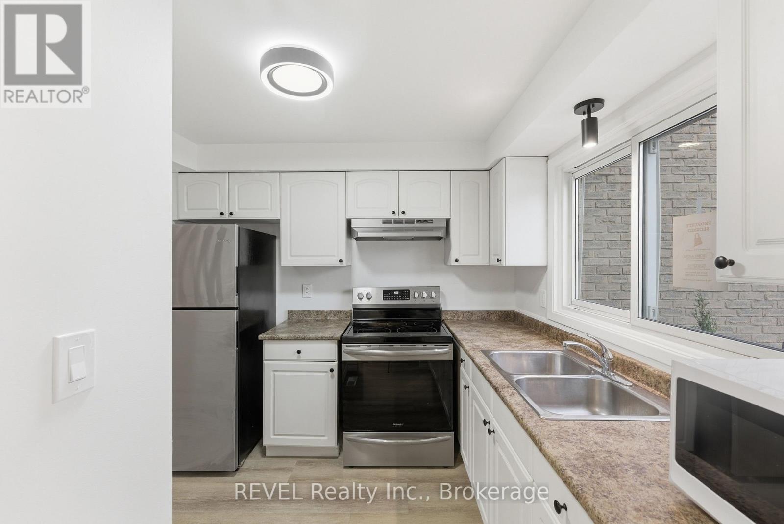 15 - 151 Linwell Road, St. Catharines (Lakeport), ON - Indoor Photo Showing Kitchen With Double Sink