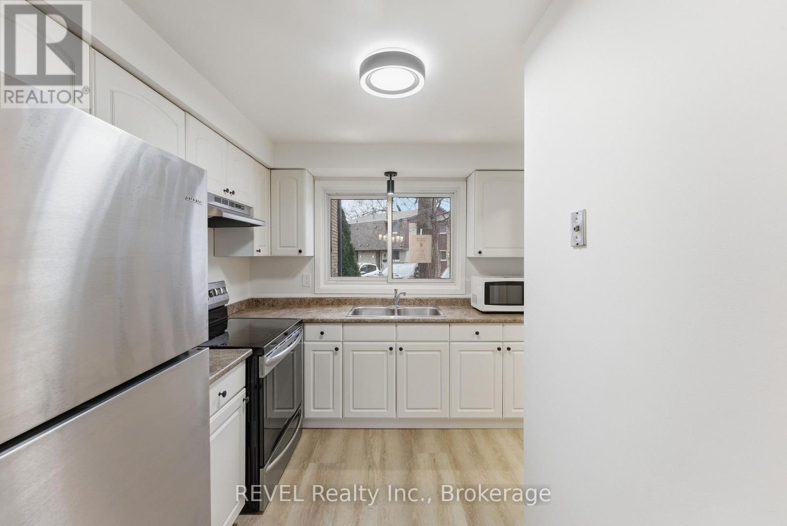 15 - 151 Linwell Road, St. Catharines (Lakeport), ON - Indoor Photo Showing Kitchen With Double Sink