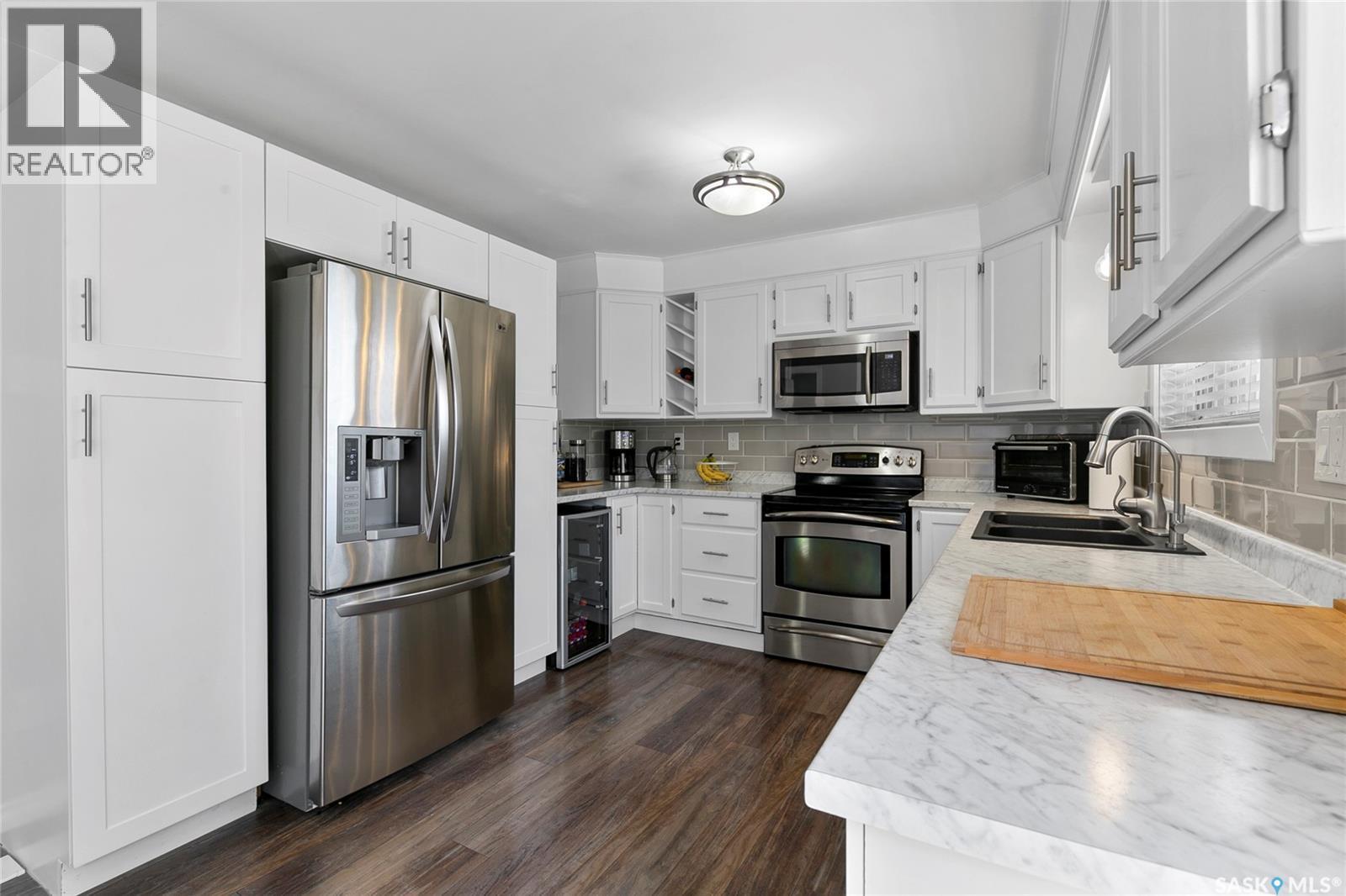 1206 Flexman Crescent N, Regina, SK - Indoor Photo Showing Kitchen With Double Sink