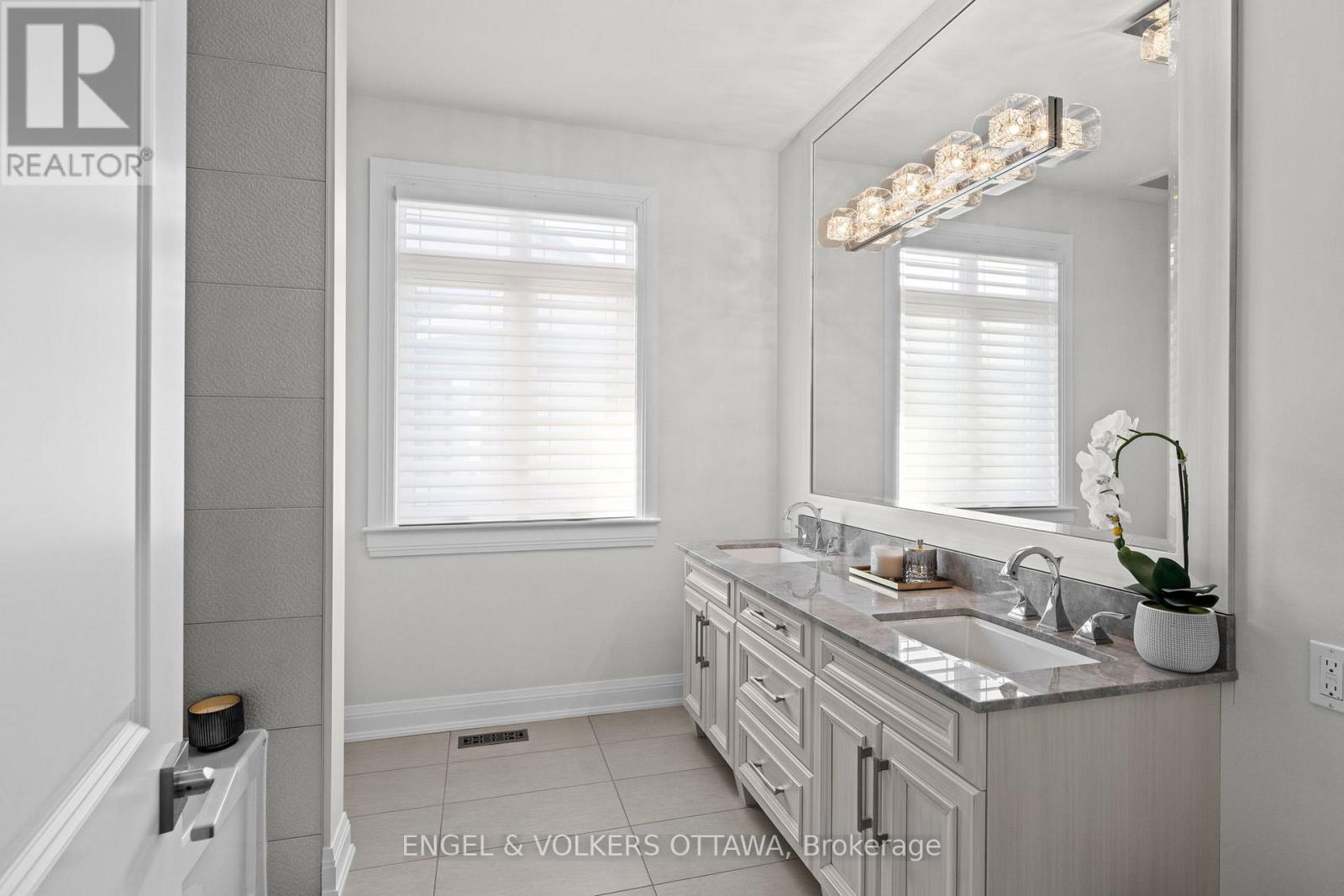 Full Bath Main Level - 1457 Waters Edge Way, Ottawa, ON - Indoor Photo Showing Bathroom