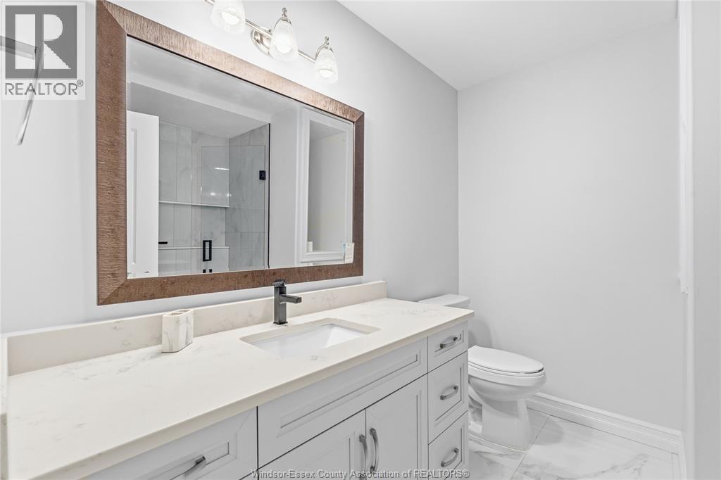 98 Peter Avenue, Leamington, ON - Indoor Photo Showing Bathroom
