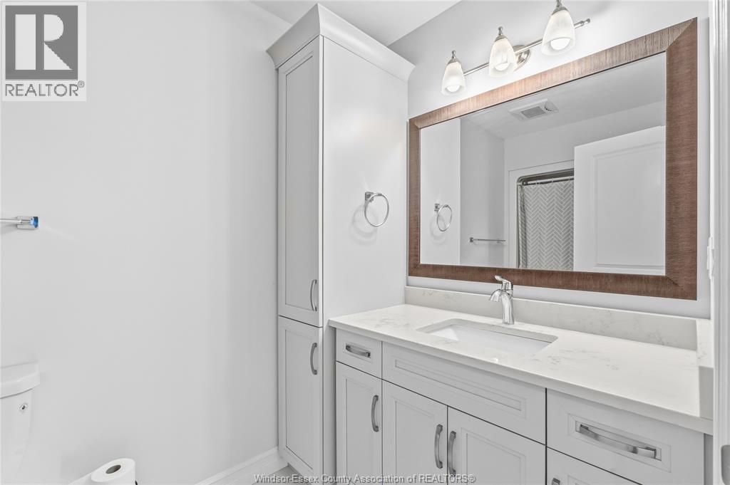 98 Peter Avenue, Leamington, ON - Indoor Photo Showing Bathroom