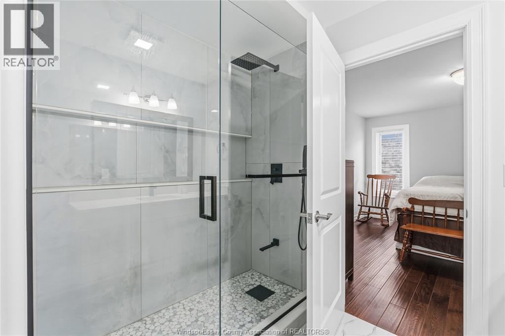 98 Peter Avenue, Leamington, ON - Indoor Photo Showing Bathroom