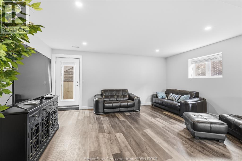 98 Peter Avenue, Leamington, ON - Indoor