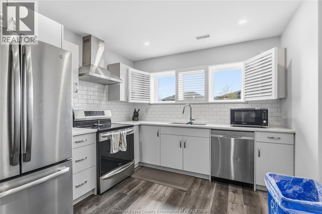 98 Peter Avenue, Leamington, ON - Indoor Photo Showing Kitchen With Upgraded Kitchen
