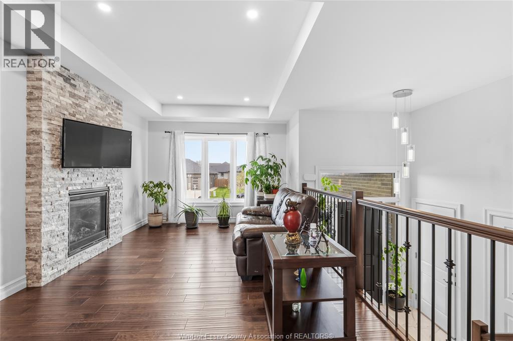 98 Peter Avenue, Leamington, ON - Indoor Photo Showing Living Room With Fireplace