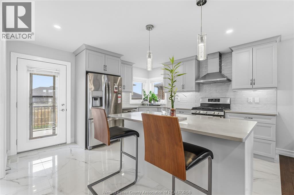 98 Peter Avenue, Leamington, ON - Indoor Photo Showing Kitchen With Upgraded Kitchen