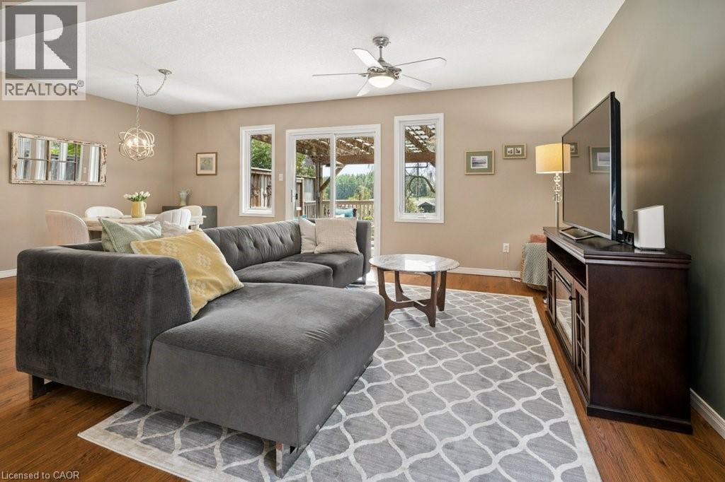 76 Stiefelmeyer Crescent, Baden, ON - Indoor Photo Showing Living Room