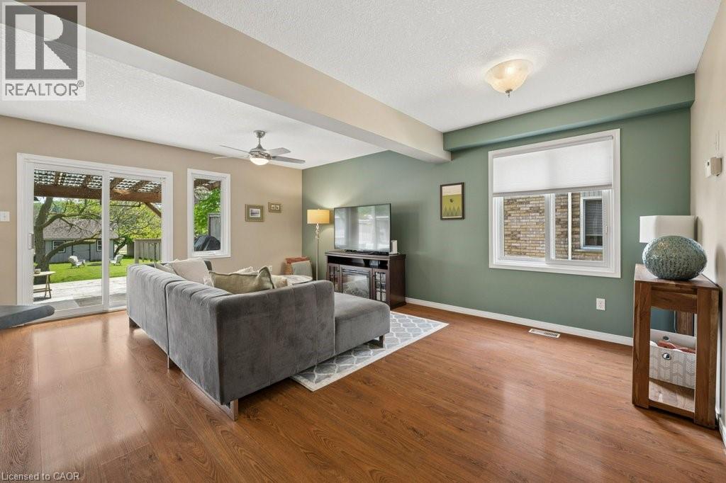 76 Stiefelmeyer Crescent, Baden, ON - Indoor Photo Showing Living Room