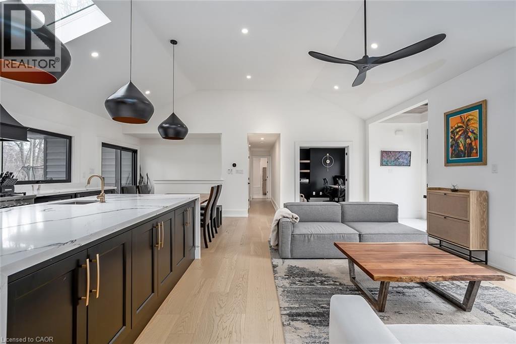 327 Goodram Drive, Burlington, ON - Indoor Photo Showing Living Room