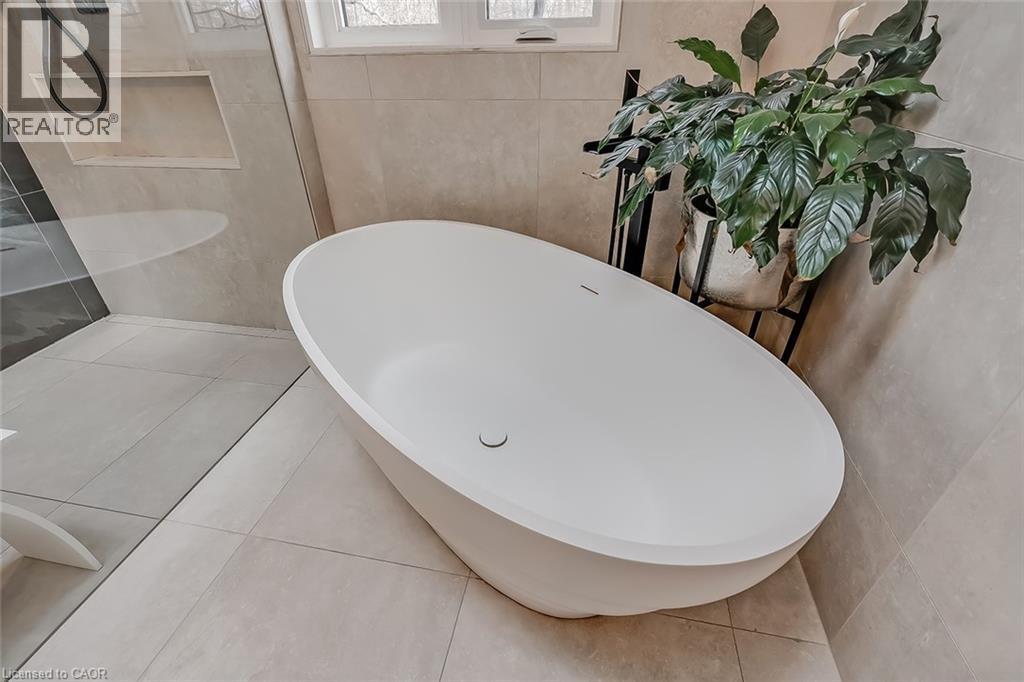 327 Goodram Drive, Burlington, ON - Indoor Photo Showing Bathroom