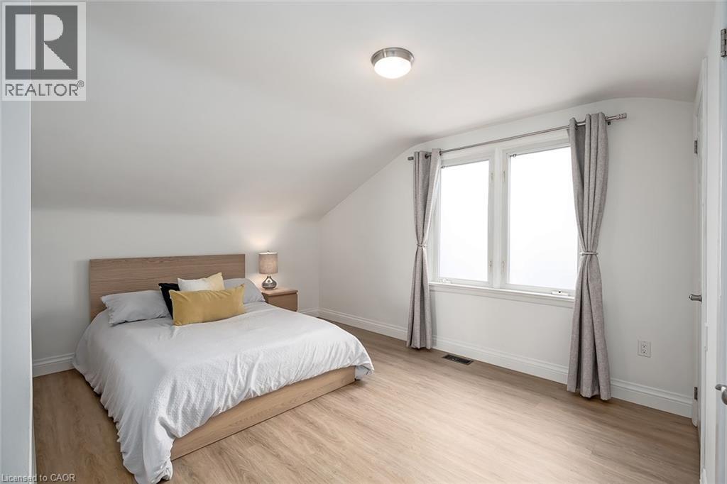 327 Goodram Drive, Burlington, ON - Indoor Photo Showing Bedroom