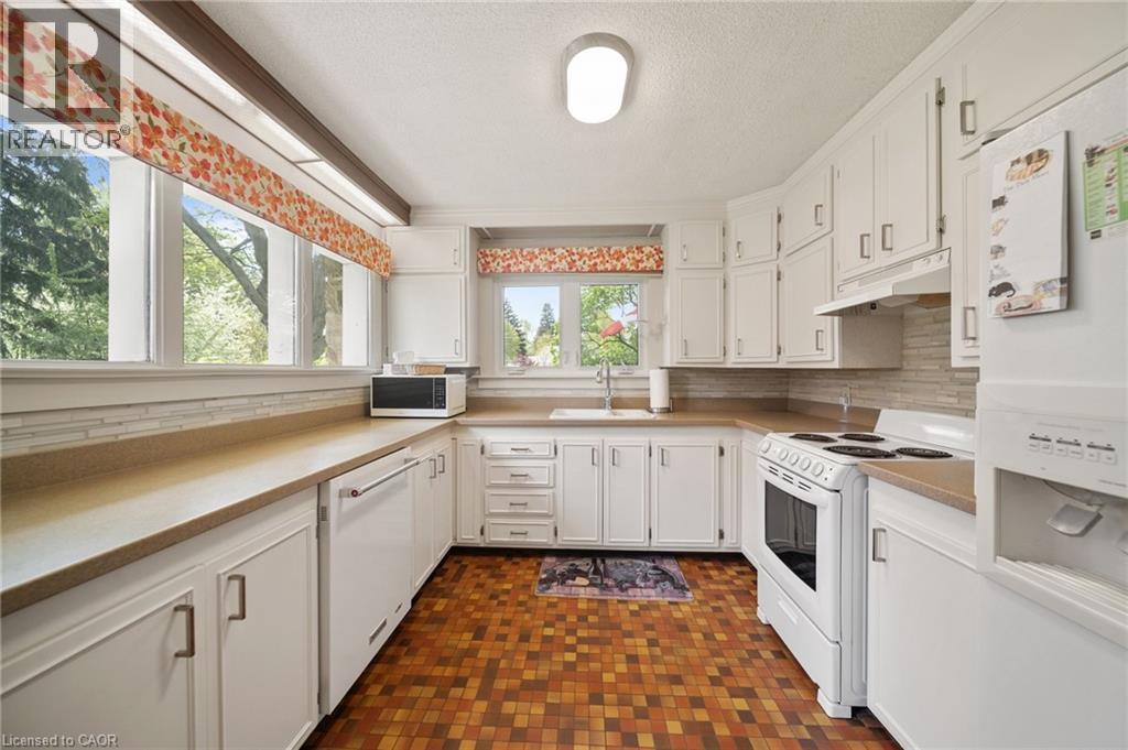 133 Mccall Crescent, Simcoe, ON - Indoor Photo Showing Kitchen