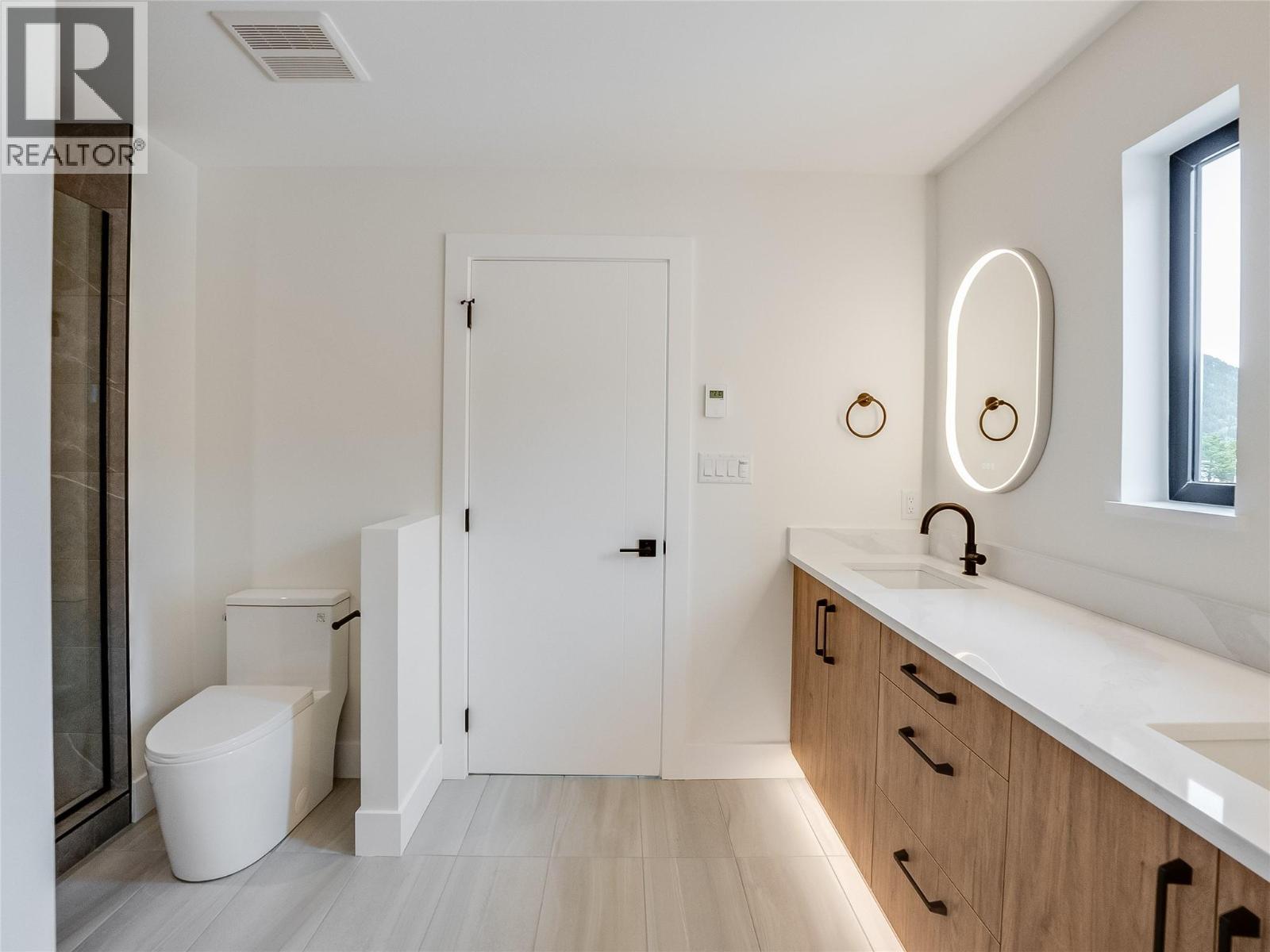 910 Lakeside Drive Unit# 208, Nelson, BC - Indoor Photo Showing Bathroom