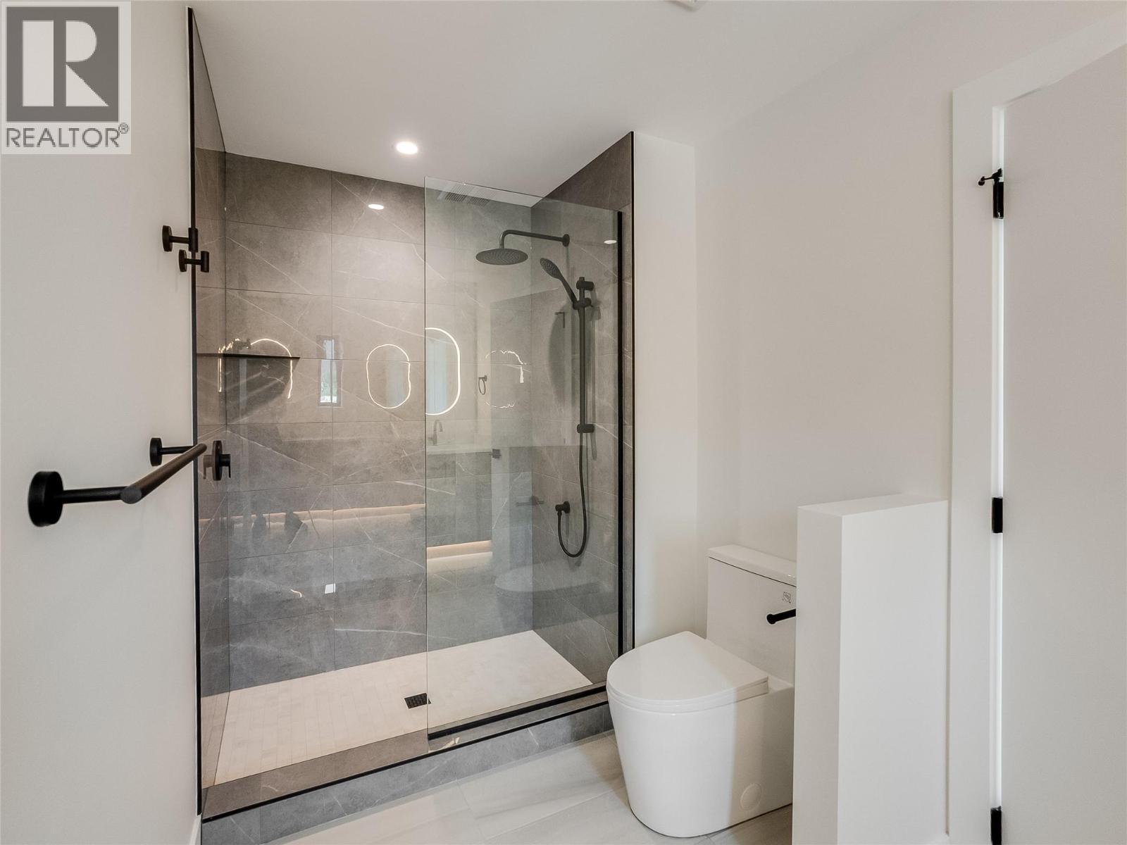 910 Lakeside Drive Unit# 208, Nelson, BC - Indoor Photo Showing Bathroom