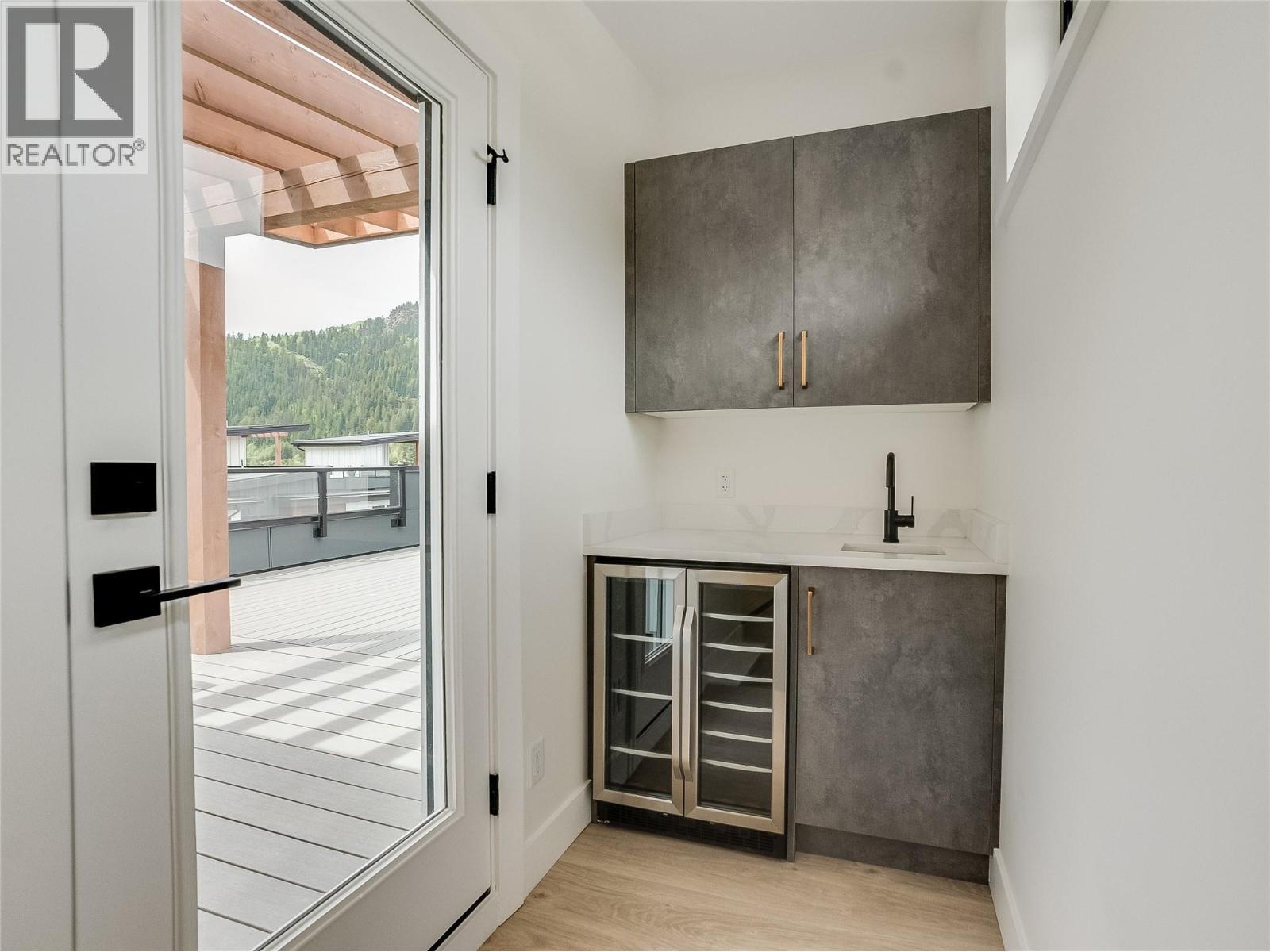 Top floor wet bar off the rooftop balcony - 910 Lakeside Drive Unit# 208, Nelson, BC - Indoor Photo Showing Other Room