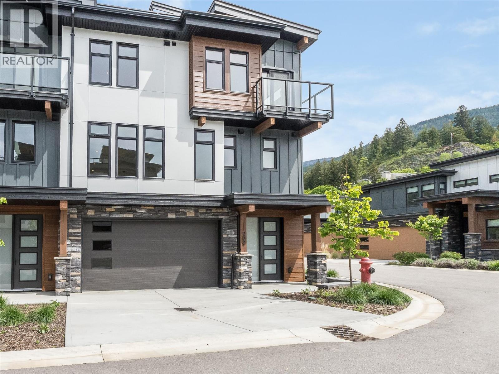 Main entry & double car garage - 910 Lakeside Drive Unit# 208, Nelson, BC - Outdoor With Facade