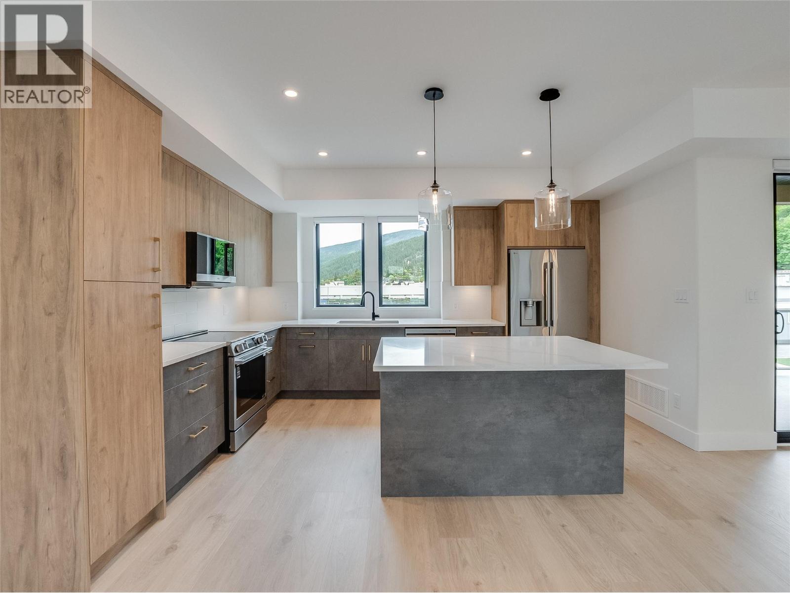 910 Lakeside Drive Unit# 208, Nelson, BC - Indoor Photo Showing Kitchen With Upgraded Kitchen