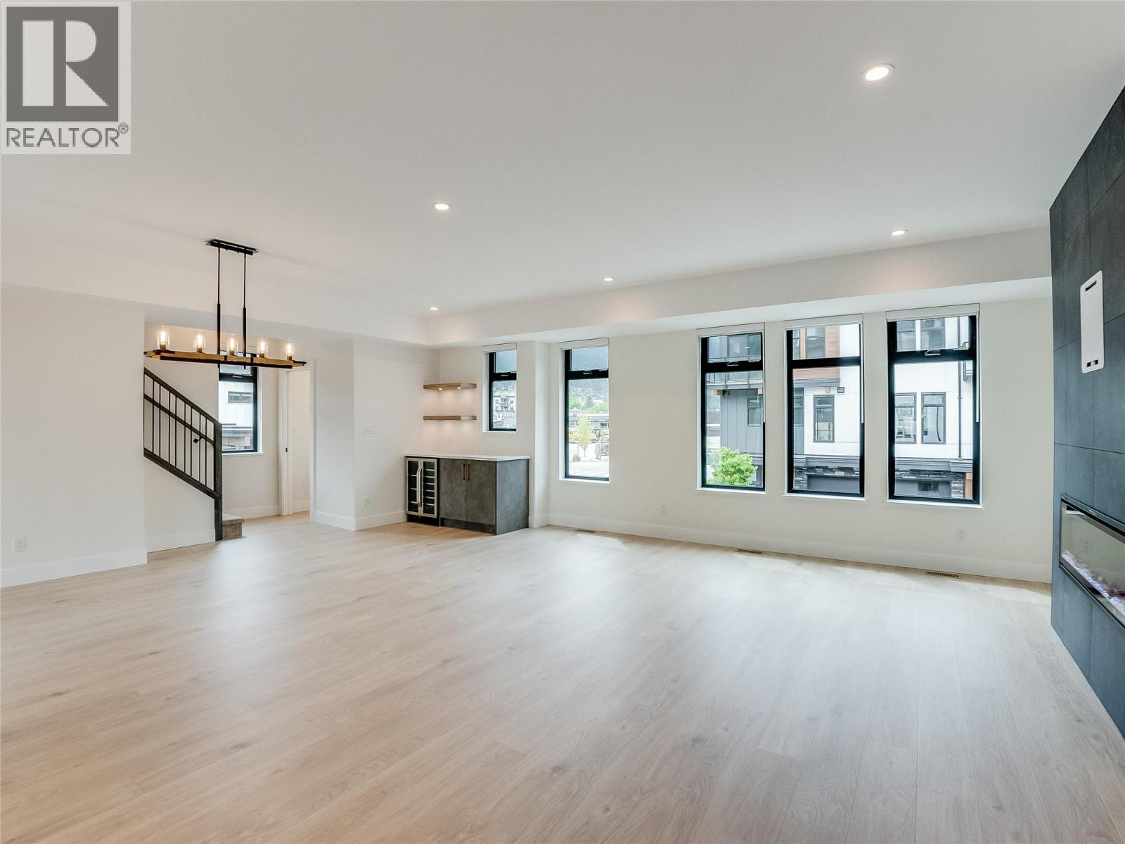 910 Lakeside Drive Unit# 208, Nelson, BC - Indoor Photo Showing Living Room