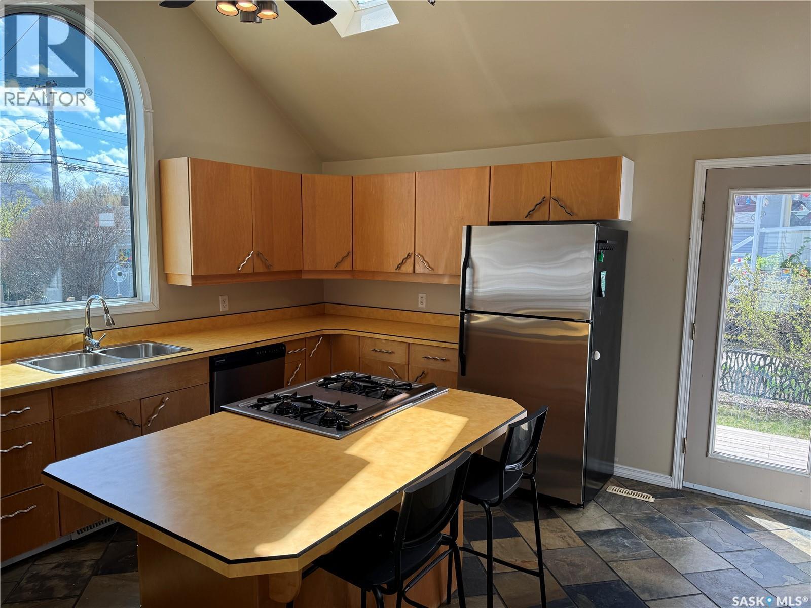 312 1St Street E, Saskatoon, SK - Indoor Photo Showing Kitchen With Double Sink