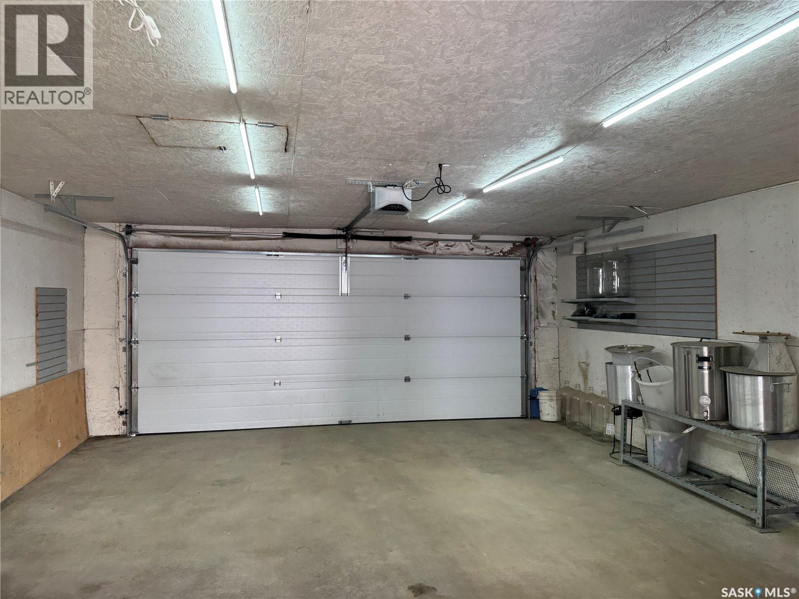 312 1St Street E, Saskatoon, SK - Indoor Photo Showing Garage