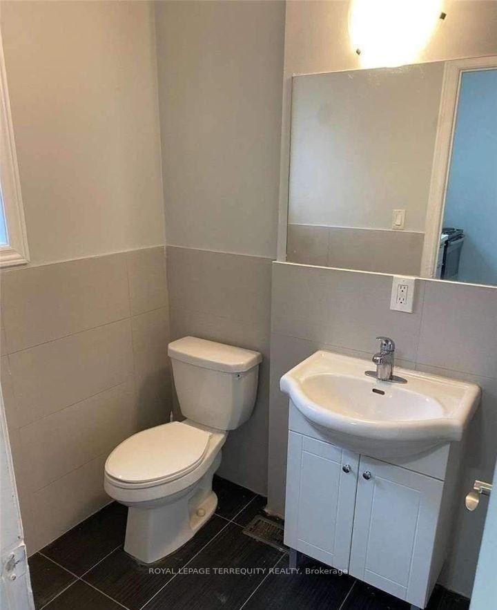 1184 Cannon Street E, Hamilton, ON - Indoor Photo Showing Bathroom