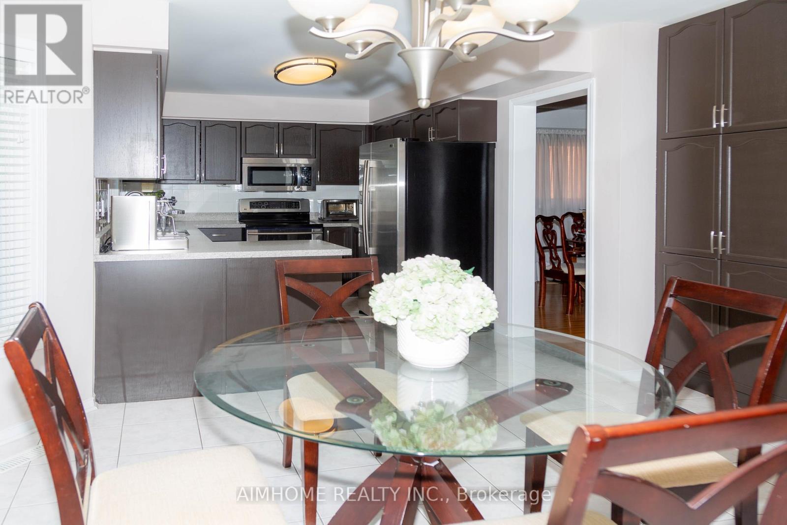 3295 Bloomfield Drive, Mississauga, ON - Indoor Photo Showing Living Room