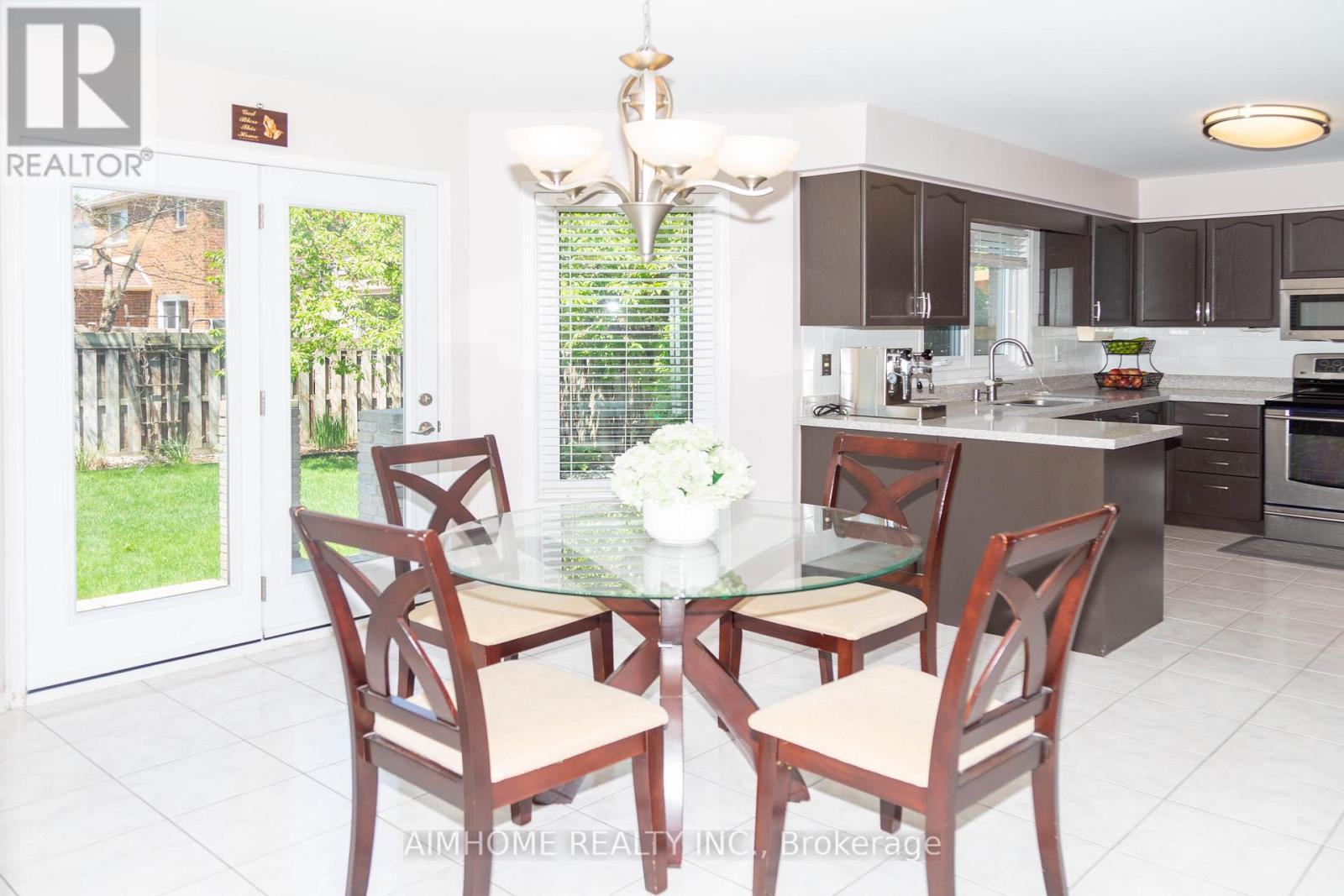 3295 Bloomfield Drive, Mississauga, ON - Indoor Photo Showing Living Room